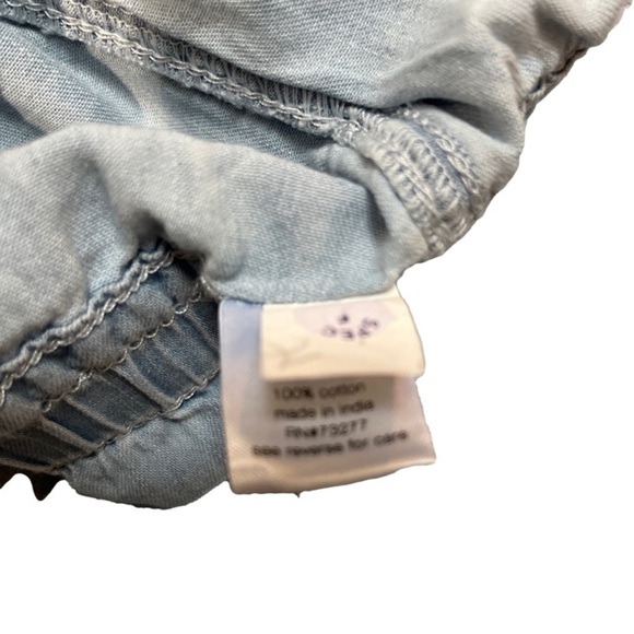 Elizabeth and James pull on jean shorts - Picture 6 of 6